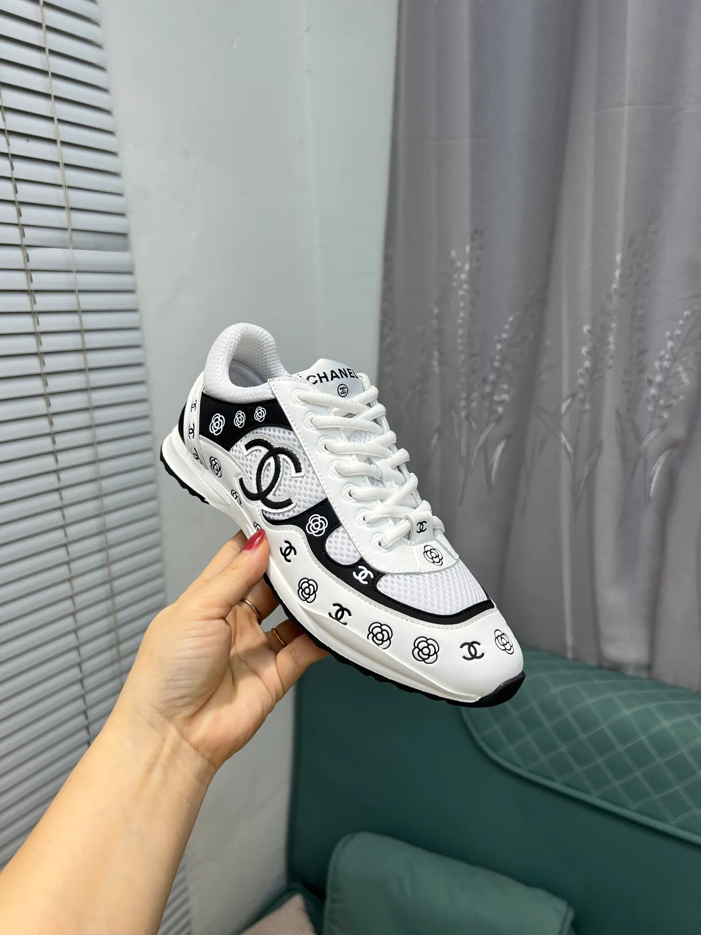 Men's men's shoes 💰640 Exclusive real shot (top version) CHANEL Chanel 2025ss color matching thick-soled casual sports shoes and sneakers. The counter is synchronized. The counter is very popular. A shoe that is very difficult to buy. The most popular thick-soled panda shoes on the Internet. It can be imagined that Xiaoxiang control can't miss it. It has both good looks and comfort. Simple and versatile white shoes. The thick sole increases the height and is super versatile. Close your eyes and wear it. Whoever wears it will look better. Upper: calfskin Lining: imported sheepskin lining Outsole: TPU original outsole Size: 35-44 (customized for women 41 and 40, and 45 for men)